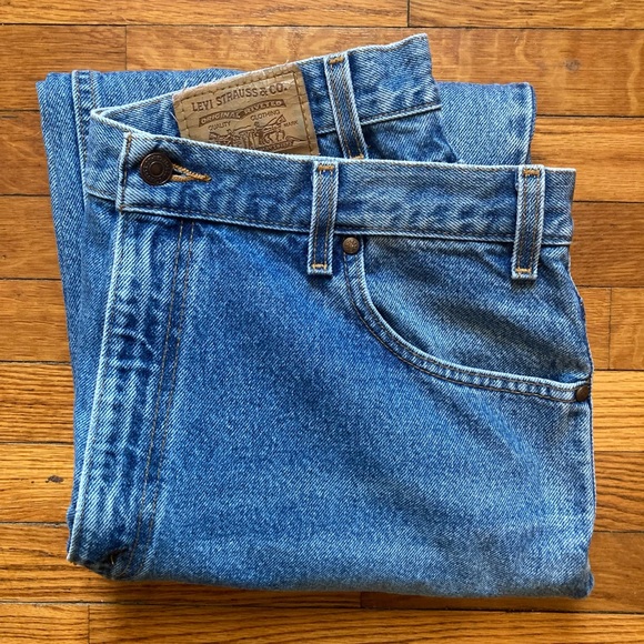 Levi 540 Relaxed Fit • Medium Wash - Picture 3 of 9